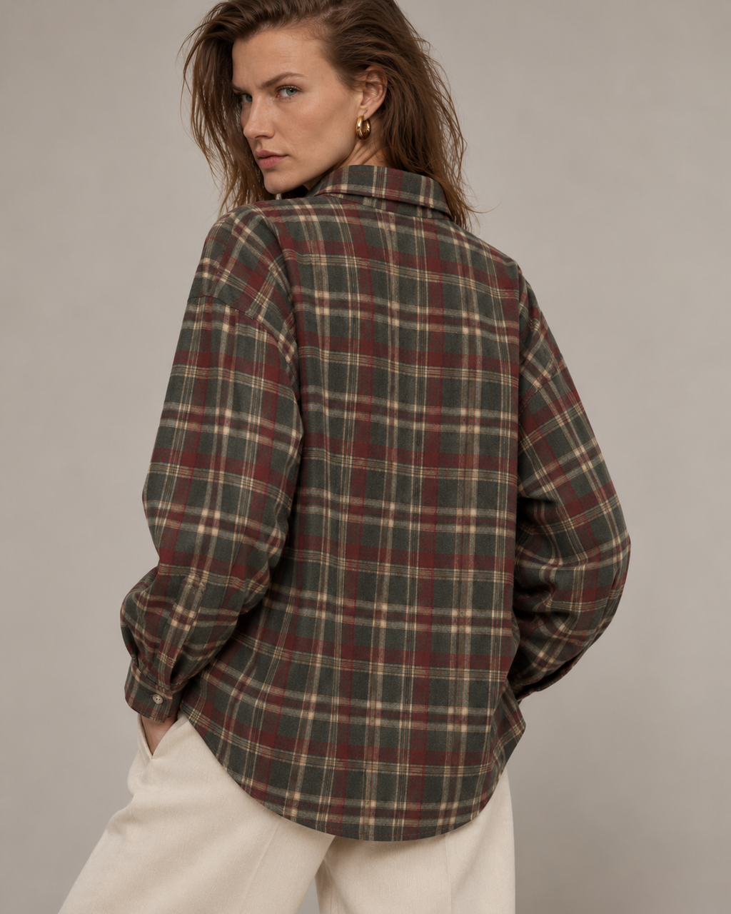 Modelo con camisa oversize de cuadros MADAME, espalda