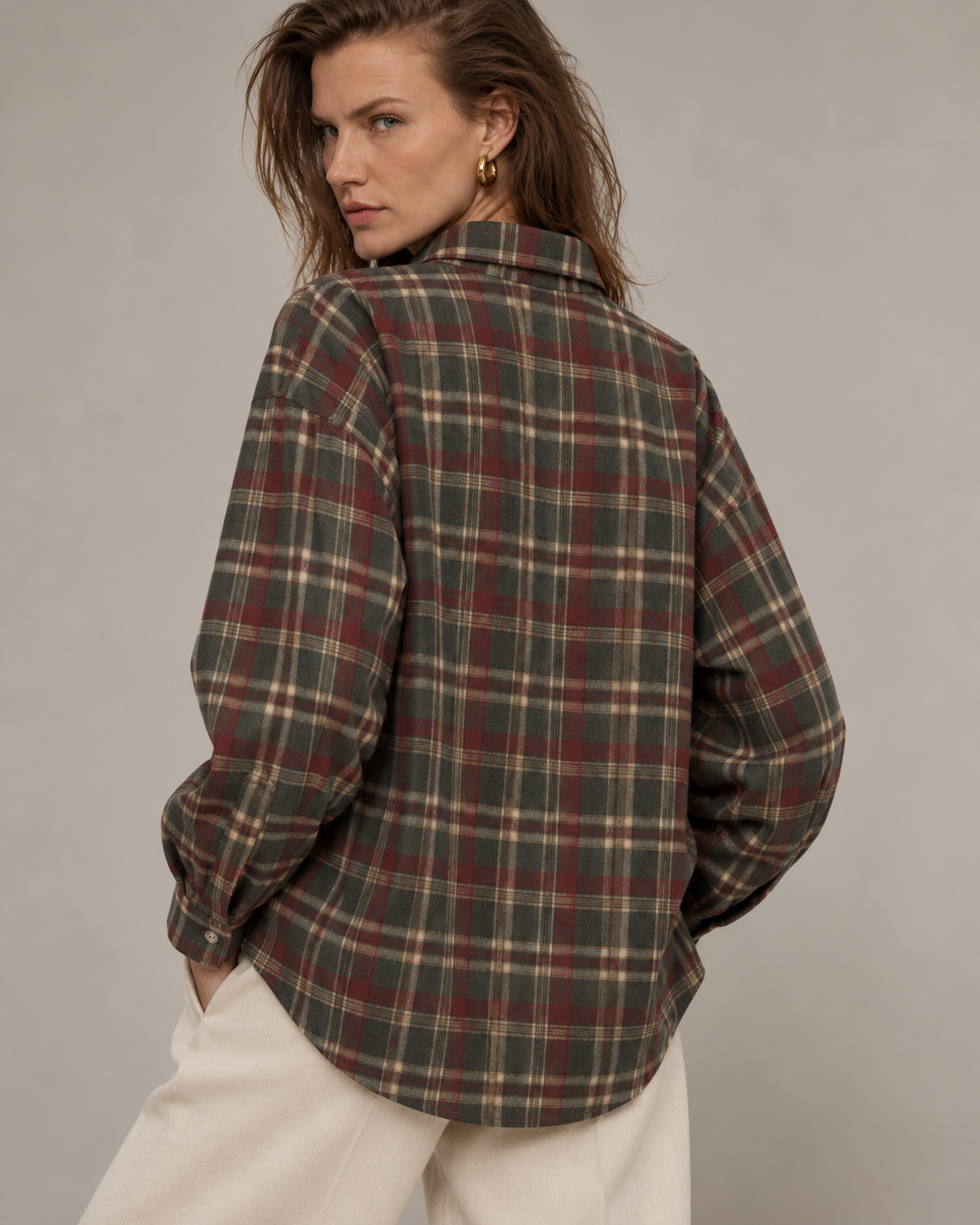 Modelo con camisa oversize de cuadros MADAME, espalda