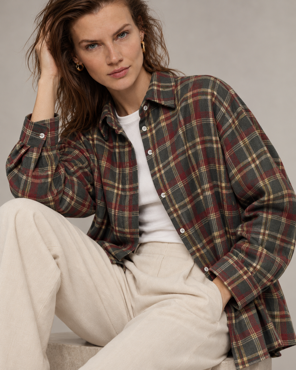 Modelo con camisa oversize de cuadros MADAME
