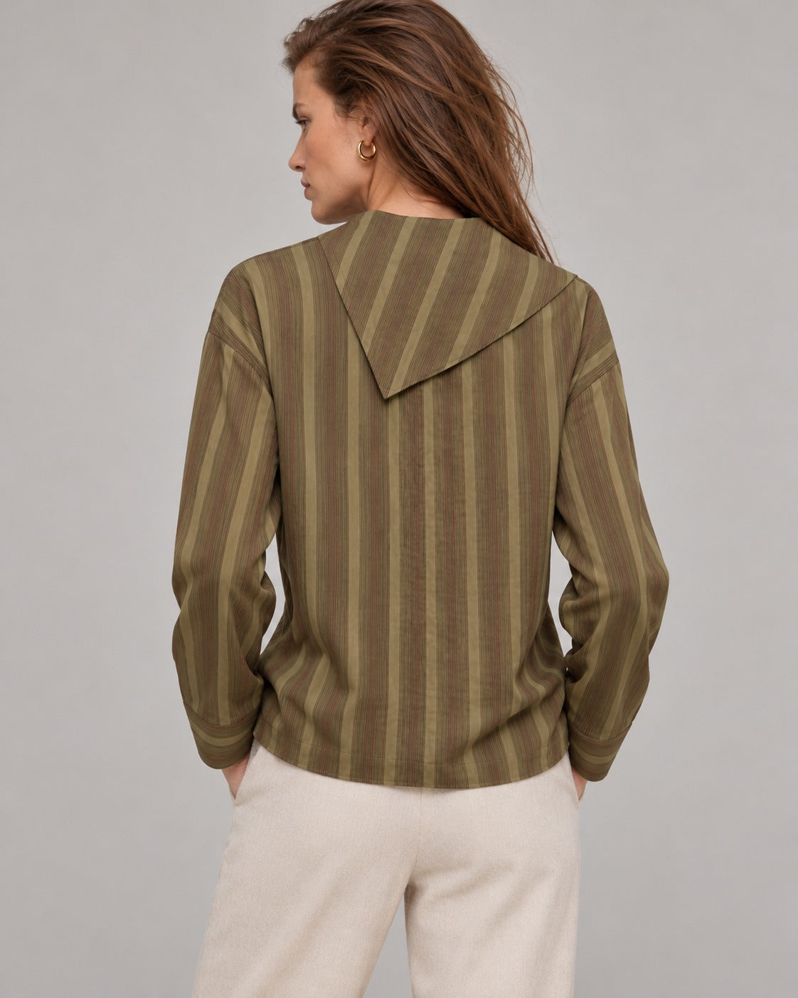 Camisa de rayas con solapa EMETA - modelo de espaldas